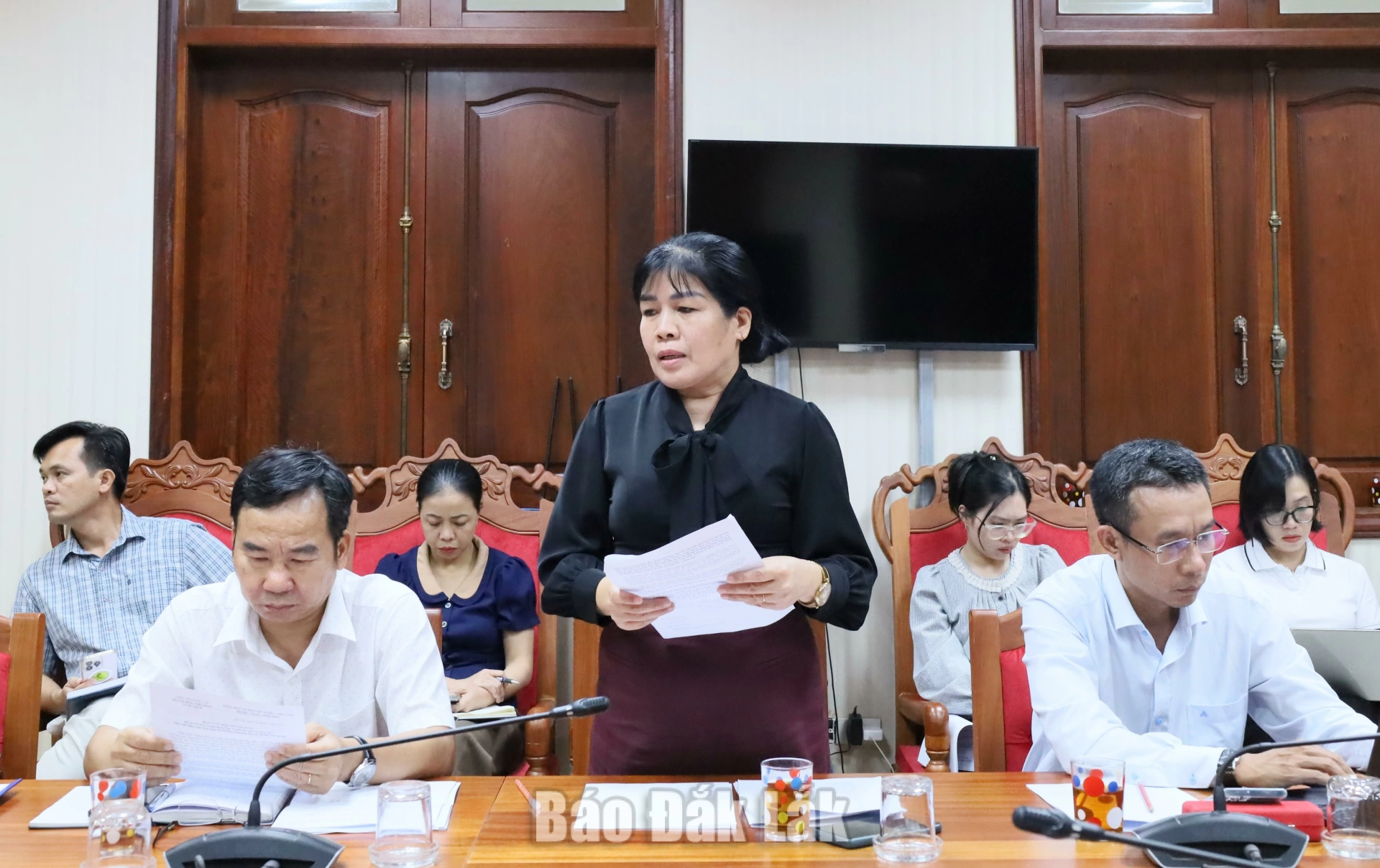 Đại diện lãnh đạo Sở Văn hóa, Thể thao và Du lịch báo cáo tóm tắt dự thảo Đề án Lễ hội Cà phê Buôn Ma Thuột lần thứ 10.