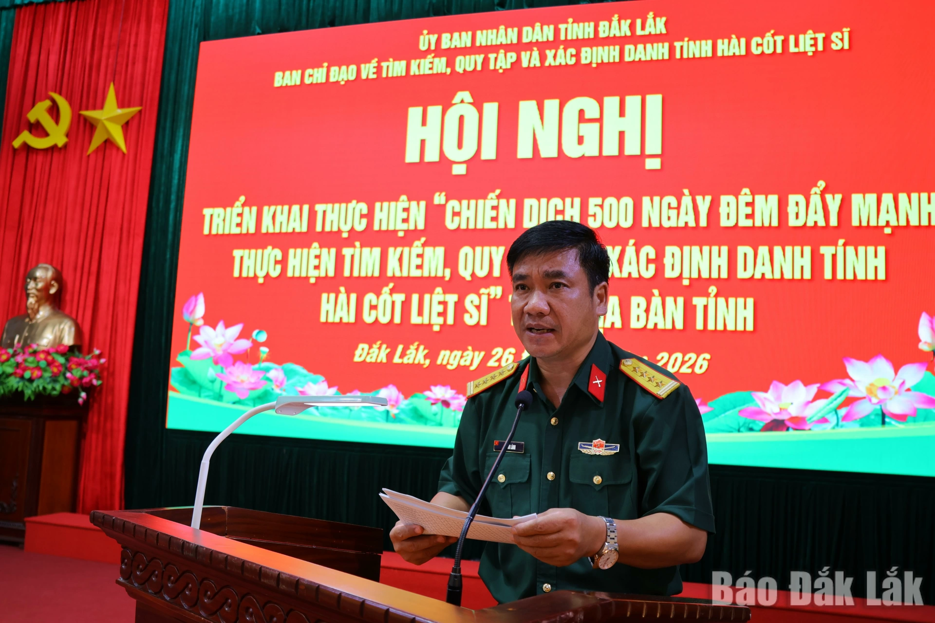 Đại tá Ksơr Lành, Phó Chính ủy Bộ Chỉ huy Quân sự tỉnh phát biểu tại hội nghị.
