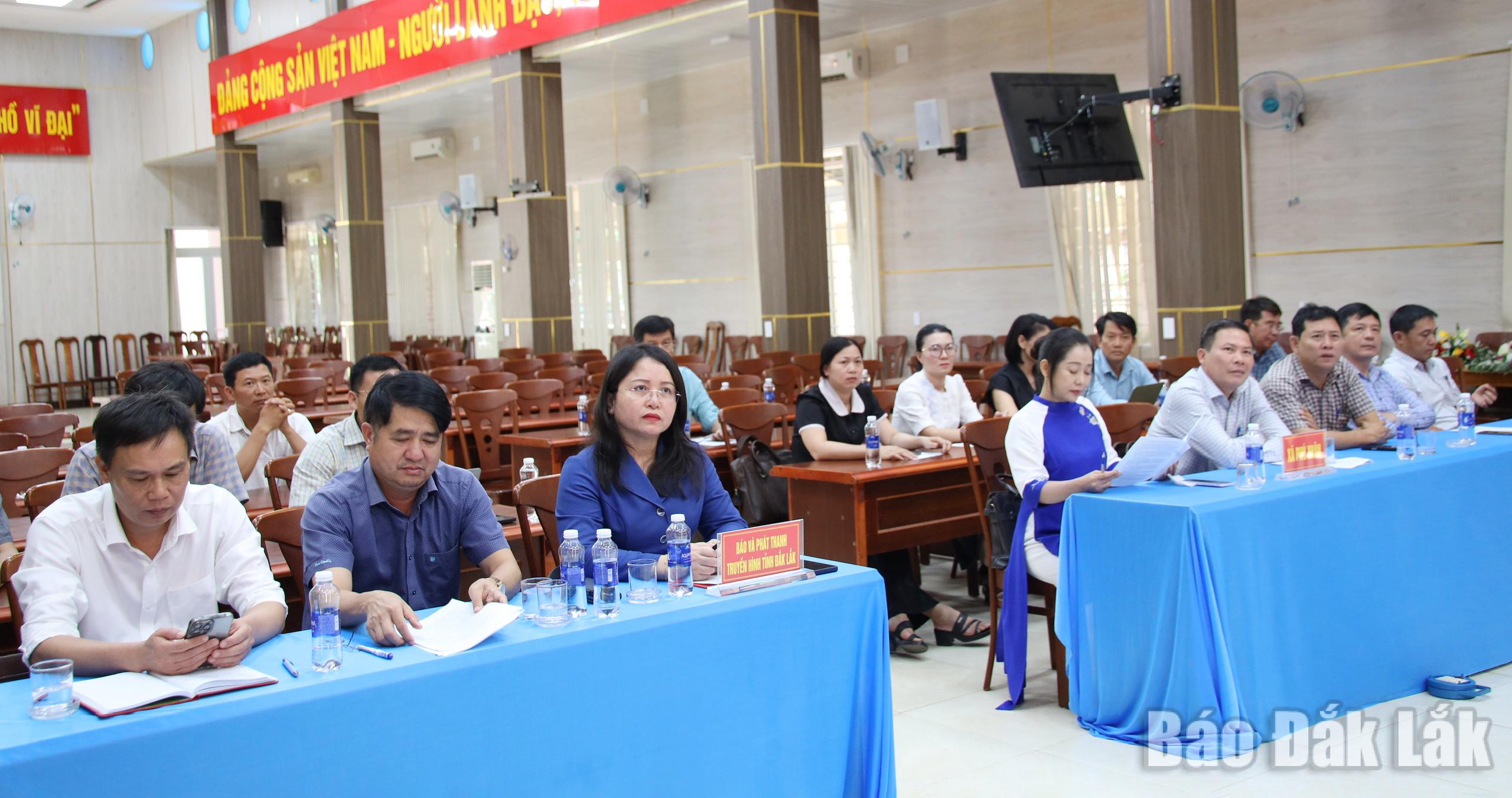 Lãnh đạo Báo và Phát thanh, Truyền hình Đắk Lắk và các địa phương tham dự lễ ký kết.