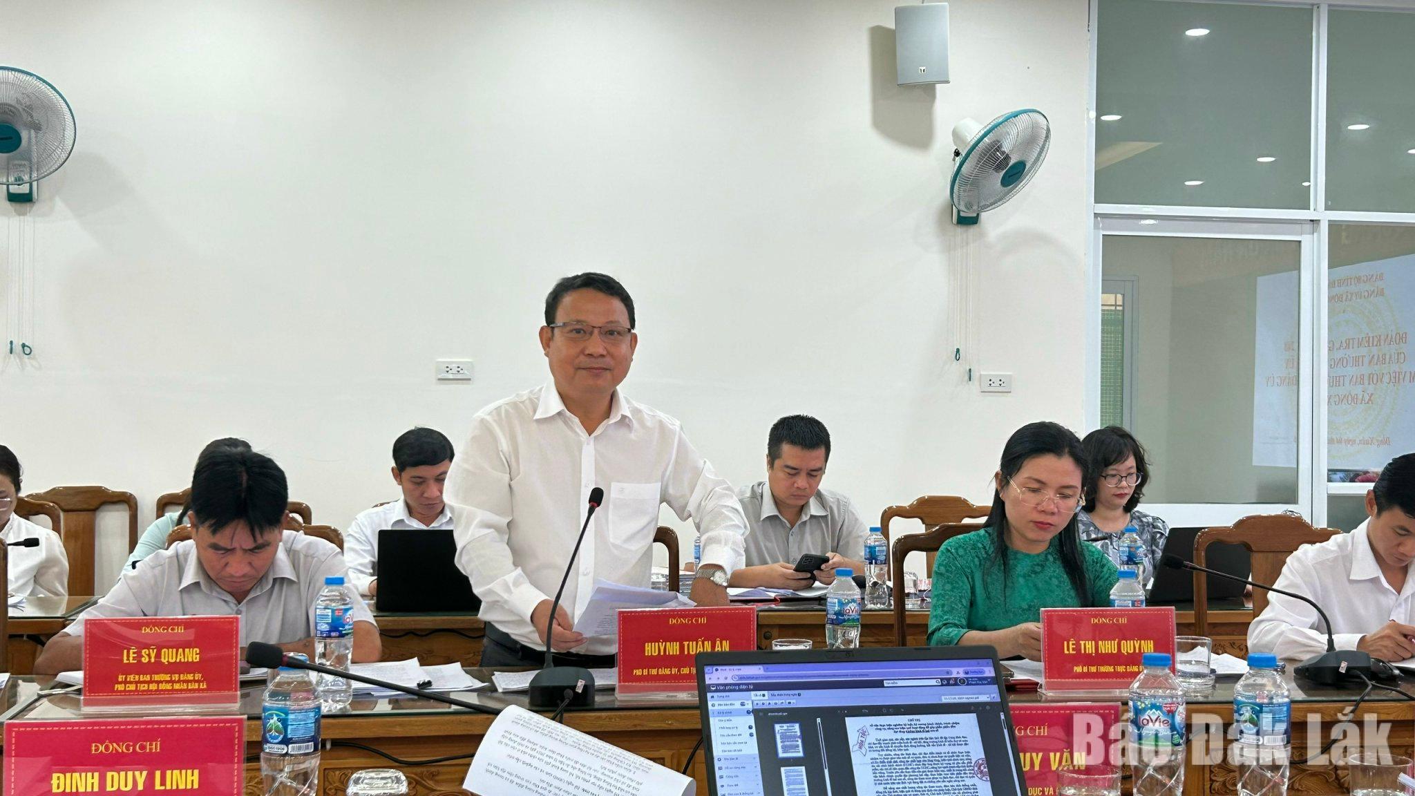 Ông Huỳnh Tuấn Ân,  Chủ tịch HĐND xã Đồng Xuân báo cáo kết quả tự kiểm tra, giám sát của địa phương.