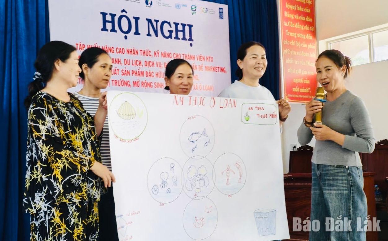 Các học viên thực hành kỹ năng marketing, xây dựng thương hiệu cho các sản phẩm đặc hữu của địa phương