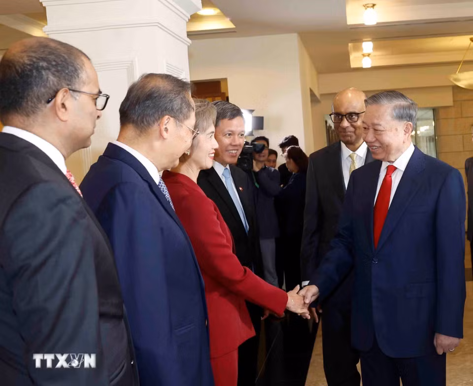 Tổng Bí thư, Chủ tịch nước Tô Lâm với thành viên đoàn đại biểu cấp cao Singapore dự Lễ đón - Ảnh: Thống TTXVN
