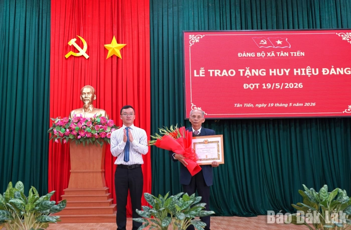 Đảng bộ xã Tân Tiến trao tặng Huy hiệu Đảng và hỗ trợ đảng viên mắc bệnh hiểm nghèo