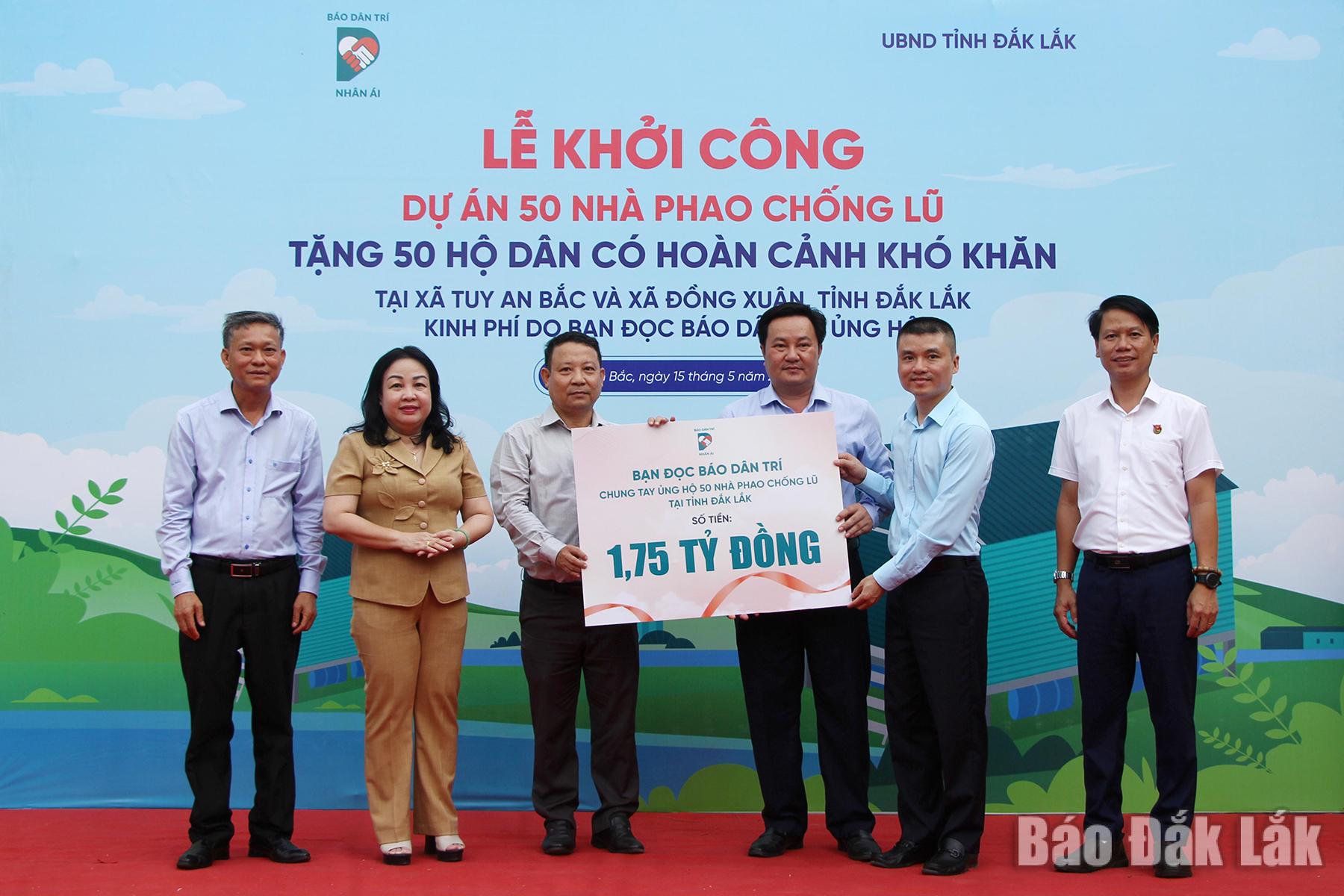 Ủy viên Trung ương Đảng, Phó Bí thư Thường trực Tỉnh ủy Cao Thị Hòa An và ông Phạm Tuấn Anh trao bảng tượng trưng số tiền 1,75 tỷ đồng của bạn đọc báo Dân trí chung tay ủng hộ 50 nhà phao chống lũ tại tỉnh Đắk Lắk. Ảnh: Phạm Hoàng