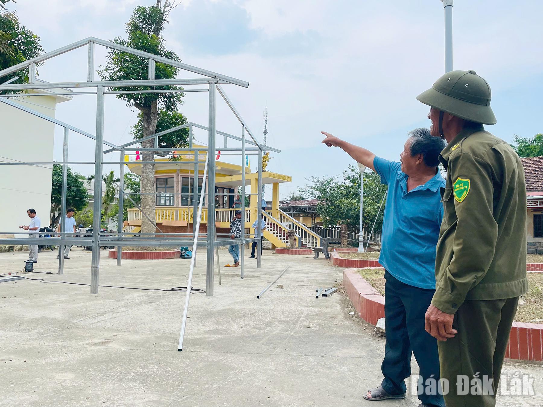 Các căn nhà phao chống lũ đang được triển khai thi công để sớm bàn giao cho người dân trước mùa mưa bão năm nay. Ảnh: Phạm Hoàng