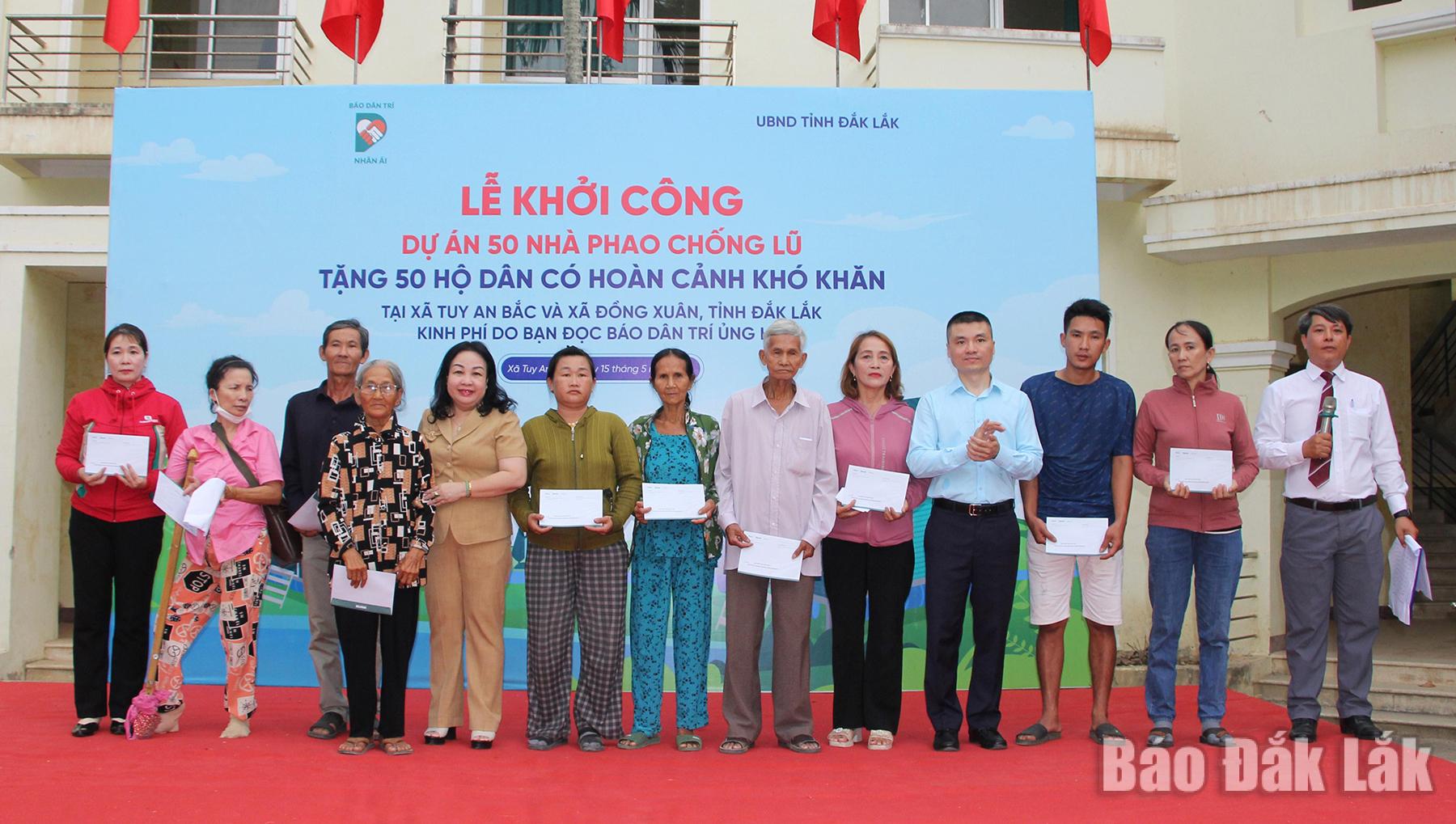 Đồng chí Cao Thị Hòa An và ông Phạm Tuấn Anh trao tặng quà đến các gia đình có hoàn cảnh khó khăn, bị ảnh hưởng trong đợt bão lũ xảy ra vào cuối năm 2025 tại xã Tuy An Bắc. Ảnh: Phạm Hoàng