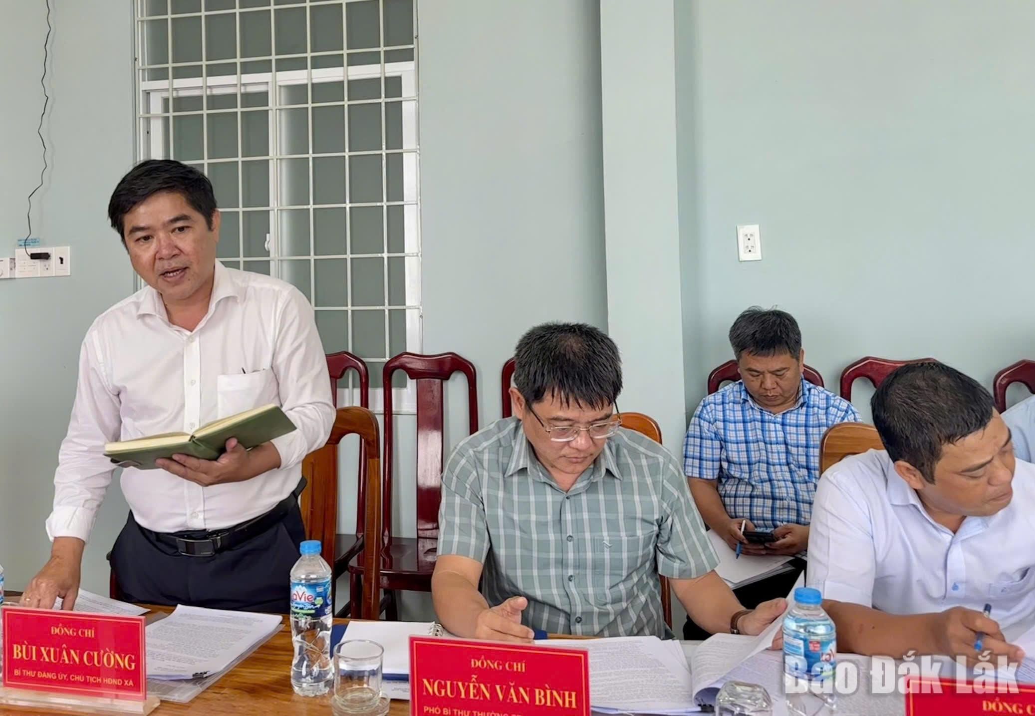 Đồng chí Bùi Xuân Cường, Bí thư Đảng ủy, Chủ tịch HĐND xã Phú Mỡ báo cáo tại buổi kiểm tra.
