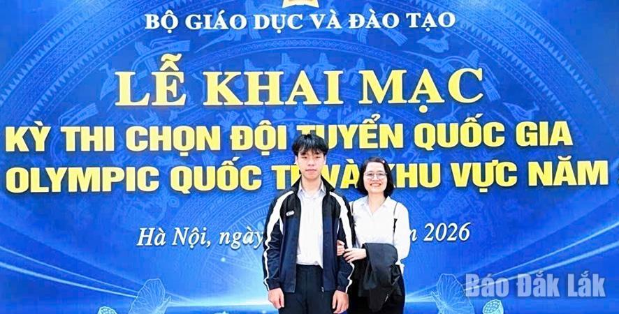 Em Trần Cát Quân (tham dự kì thi chọn đội tuyển thi Olympic quốc tế và khu vực môn Hóa học), học sinh lớp 12 chuyên Hóa, Trường THPT Chuyên Nguyễn Du (phường Tân An);