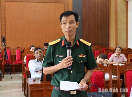 Đại diện Đảng ủy Quân sự tỉnh trao đổi, góp ý các nội dung của hội thi.