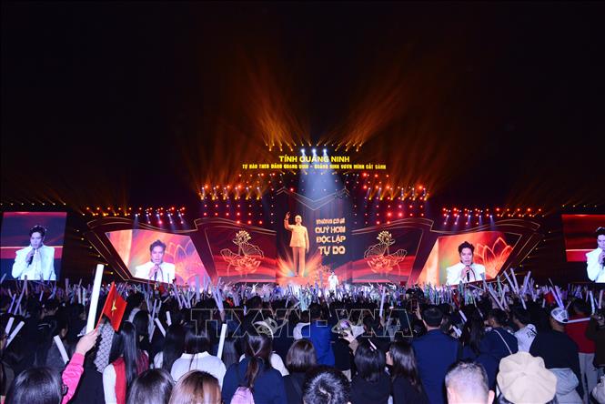 Concert “Tự hào theo Đảng quang vinh - Quảng Ninh vươn mình cất cánh” đã thu hút hàng vạn khán giả. Ảnh minh họa: Thanh Vân/TTXVN