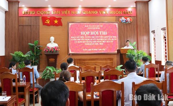 Quang cảnh cuộc họp.