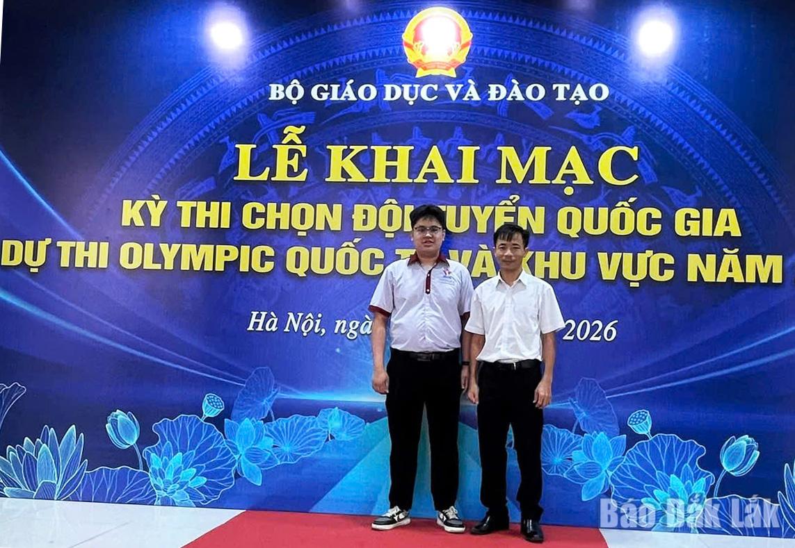 Em Hoàng Văn Quyền (tham dự kì thi chọn đội tuyển thi Olympic quốc tế và khu vực môn Toán), học sinh lớp 12A9 Trường THCS và THPT Đông Du (phường Tân An).
