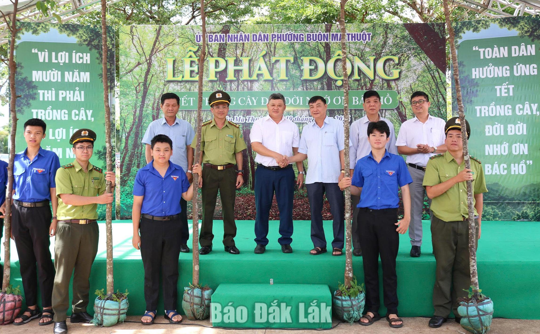 Chi Cục Kiểm lâm tỉnh Đắk Lắk trao tặng cây cho phường Buôn Ma Thuột  tại chương trình.