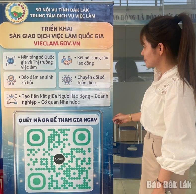 Tìm hiểu Sàn giao dịch việc làm quốc gia. Ảnh: Gia Nguyên 
