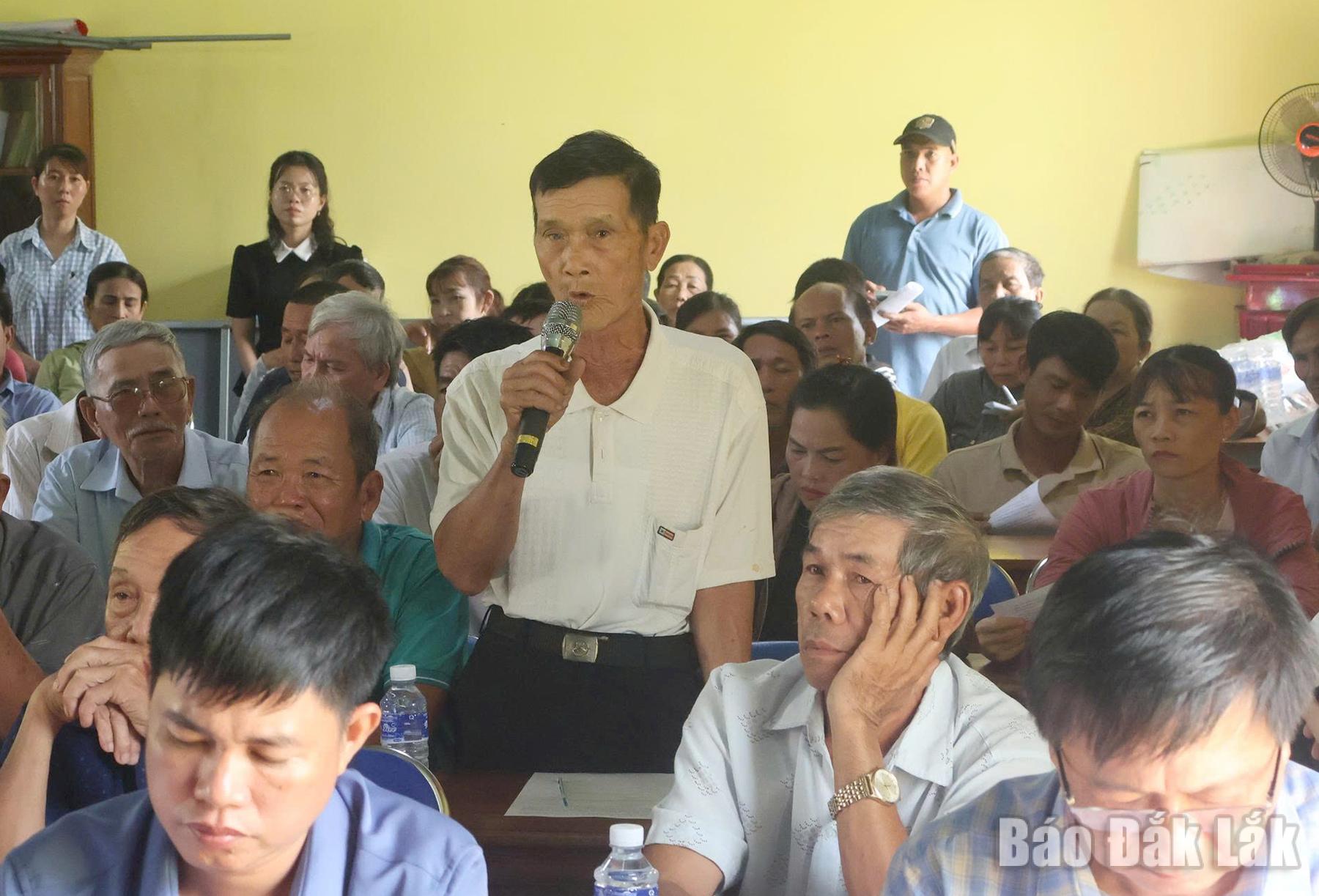 Người dân phát biểu ý kiến tại hội nghị.