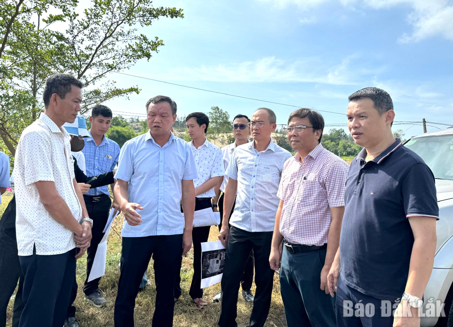 Phó Chủ tịch UBND tỉnh Đào Mỹ  kiểm tra thực địa tại khu tái định cư Phú Phong.