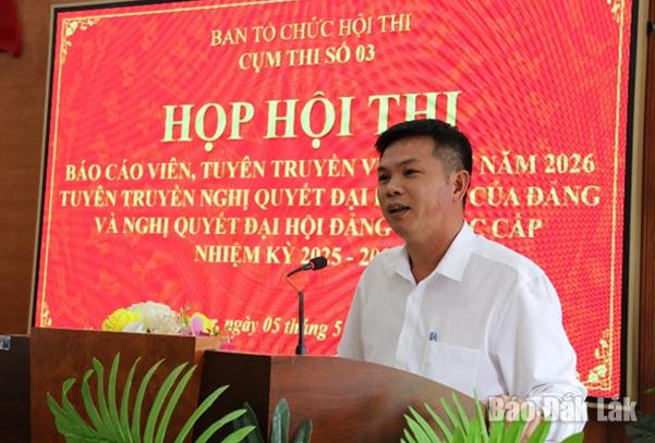 Đồng chí Nguyễn Trung Thành, Phó Bí thư Thường trực Đảng ủy xã Ea Kar phát biểu tại cuộc họp.
