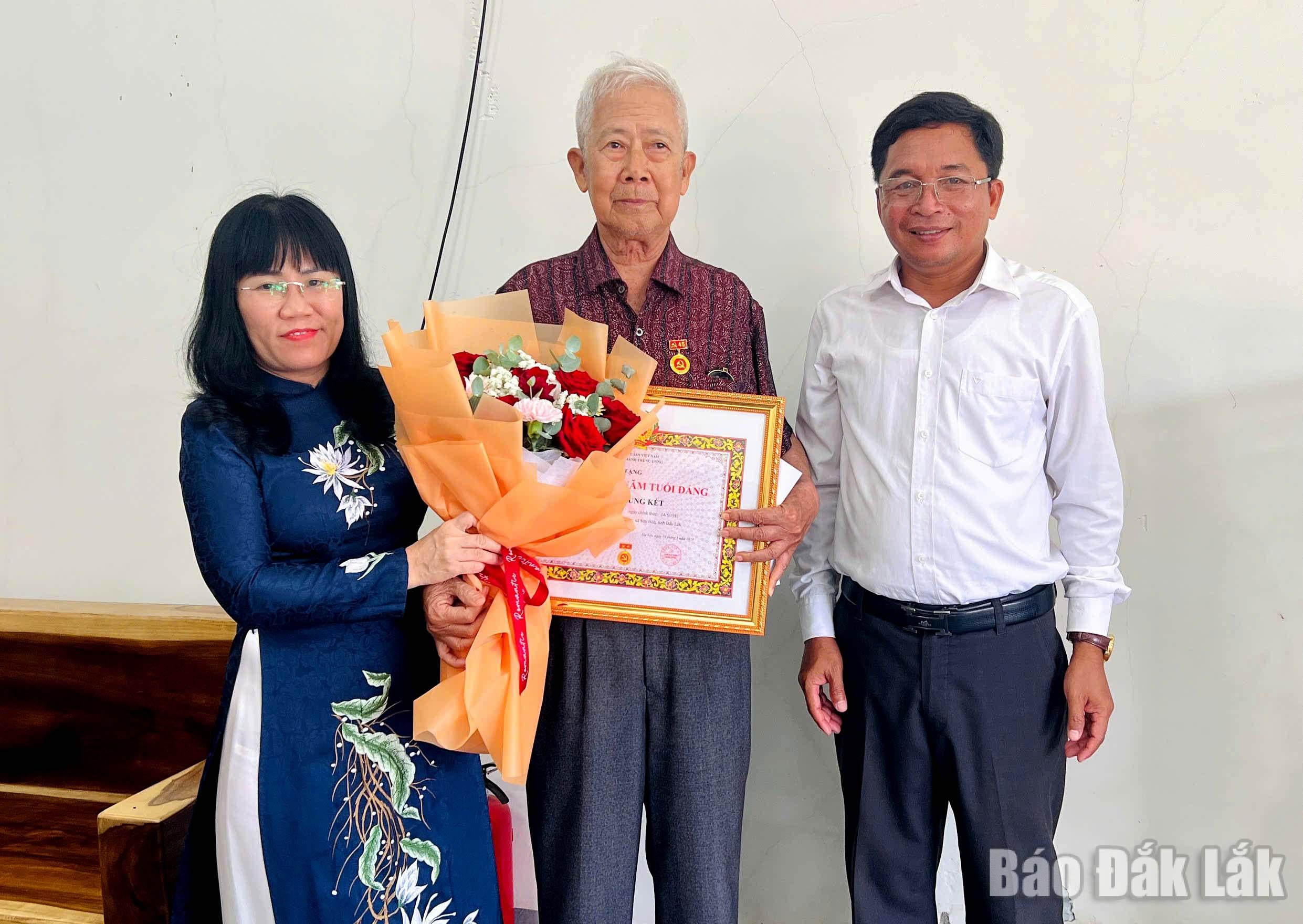 Huy hiệu 45 năm tuổi Đảng cho đảng viên Trần Trung Kếtđồng chí Hồ Thị Nguyên Thảo, Ủy viên Ban Thường vụ Tỉnh ủy, Phó Chủ tịch Thường trực UBND tỉnh