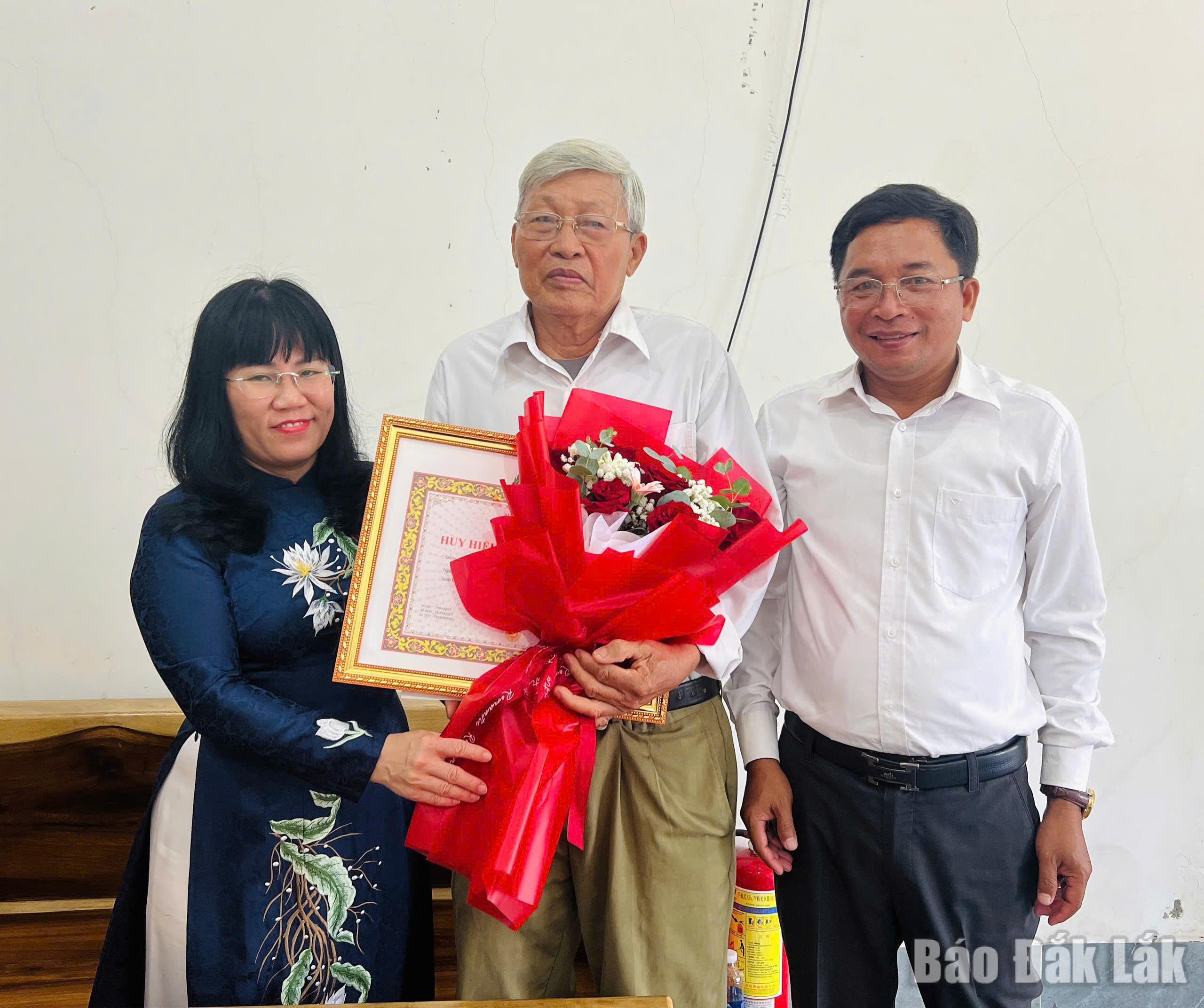đồng chí Hồ Thị Nguyên Thảo, Ủy viên Ban Thường vụ Tỉnh ủy, Phó Chủ tịch Thường trực UBND tỉnh trao Huy hiệu Đảng cho đảng viên Hoàng Trọng Tỳ.