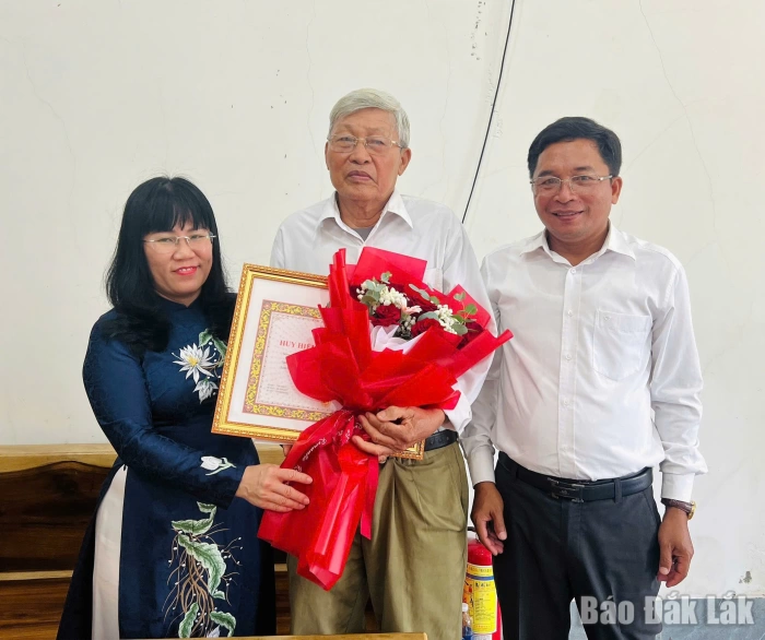 Phó Chủ tịch Thường trực UBND tỉnh Hồ Thị Nguyên Thảo trao Huy hiệu Đảng cho 2 đảng viên cao tuổi ở Sơn Hòa