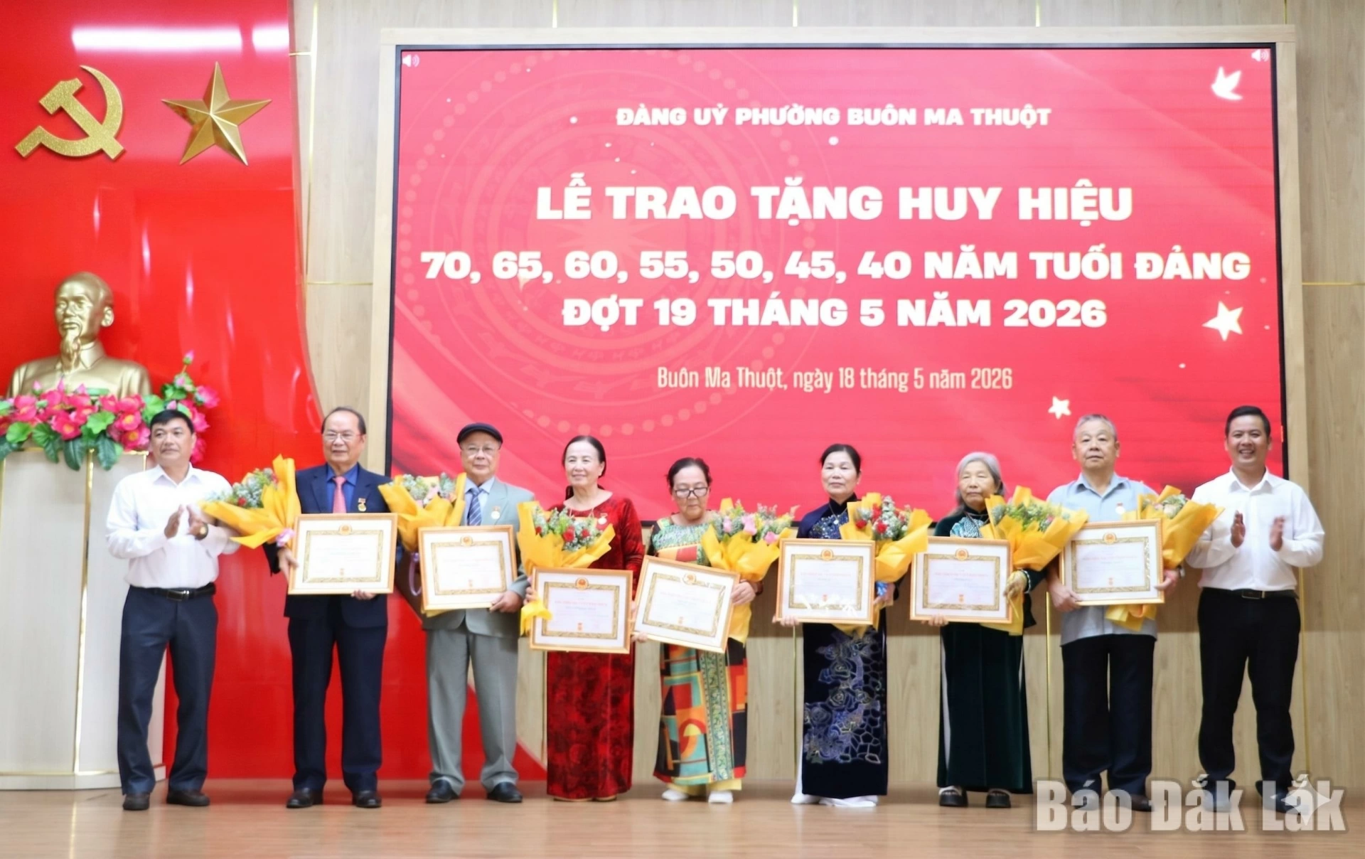 Phó Chủ tịch HĐND phường Buôn Ma Thuột Nguyễn Hải Hưng và Chánh Văn phòng Đảng ủy phường Buôn Ma Thuột Lê Cao Hồng Nguyên trao Huy hiệu Đảng 55 tuổi đảng cho các đảng viên.