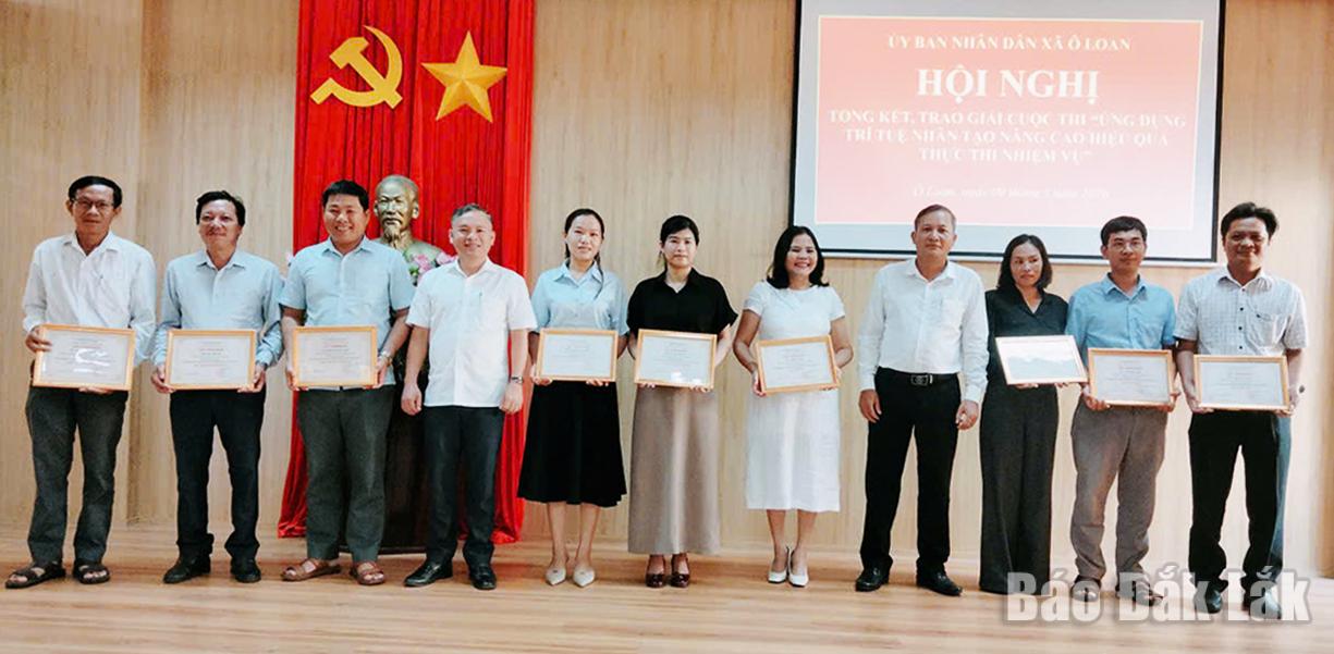 Ban tổ chức trao giải cho các tập thể, cá nhân đạt giải.