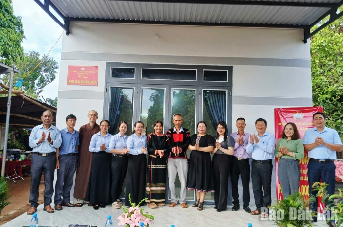 Trao nhà Đại đoàn kết cho gia đình H’ Rin Bkrông ở phường Ea Kao