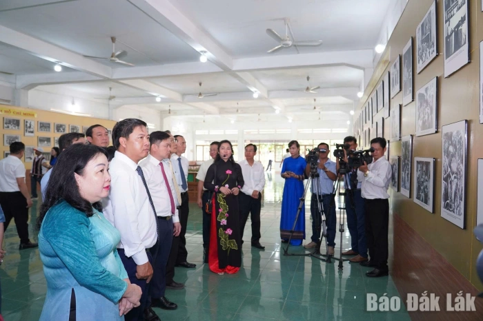Trưng bày ảnh tư liệu về cuộc đời và sự nghiệp của Chủ tịch Hồ Chí Minh