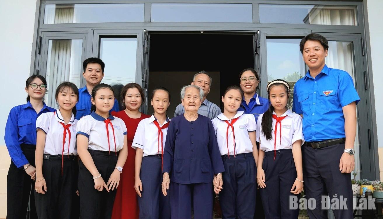 Mẹ Việt Nam Anh hùng Lê Thị Tùng.