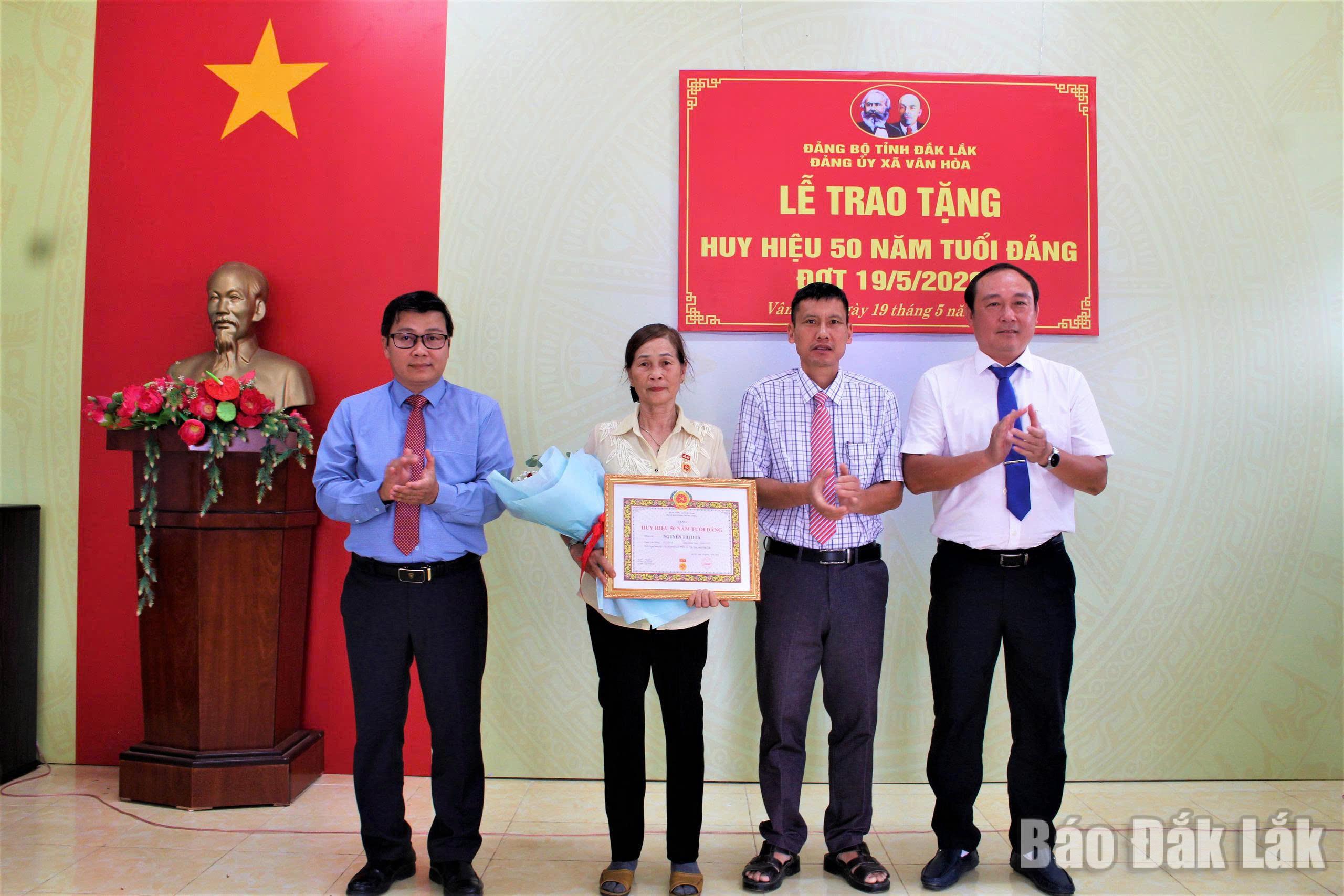Lãnh đạo Đảng ủy xã Vân Hòa trao Huy hiệu 50 năm tuổi Đảng cho đảng viên Nguyễn Thị Hòa.