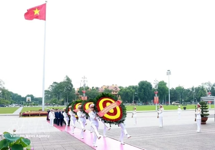 Vietnamese leaders pay tribute to President Ho Chi Minh on 136th birth anniversary