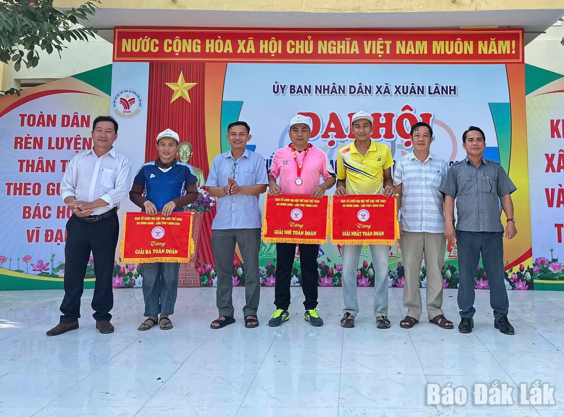 Ban tổ chức trao giải toàn đoàn cho các đơn vị có thành tích xuất sắc tại Đại hội 