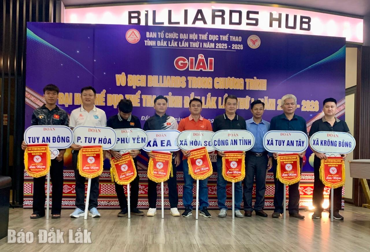 Ban tổ chức trao cờ lưu niệm tặng các đoàn.