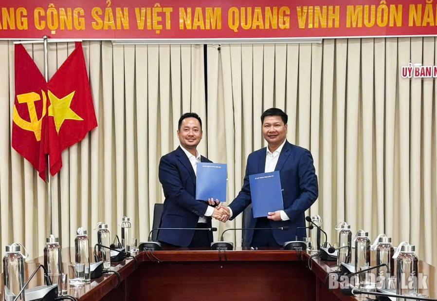 Đại diện Sở Xây dựng phối hợp với Liên danh Việt Phú An tổ chức lễ ký kết hợp đồng thực hiện Dự án đầu tư có sử dụng đất Khu dân cư nông thôn mới xã Hòa Thắng, TP. Buôn Ma Thuột (Dự án Khu dân cử nông thôn mới Hòa Thắng)