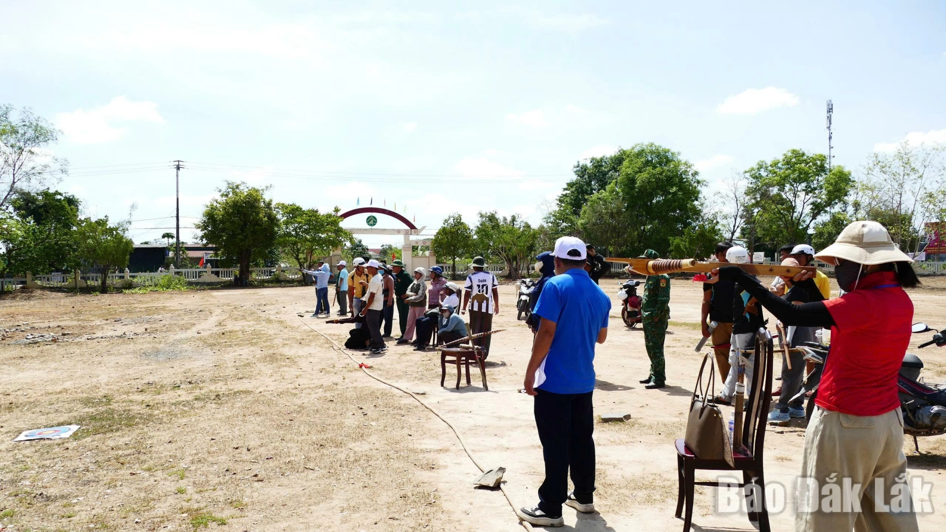 Các nữ vận động viên thi đấu nội dung bắn nỏ.