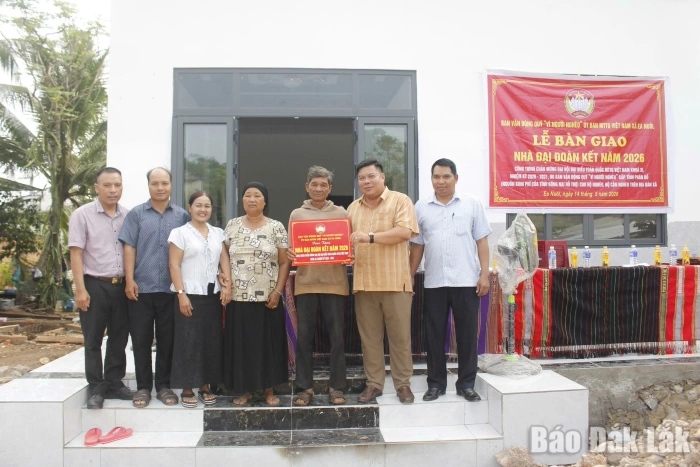 Bàn giao 2 nhà Đại đoàn kết tại Ea Nuôl