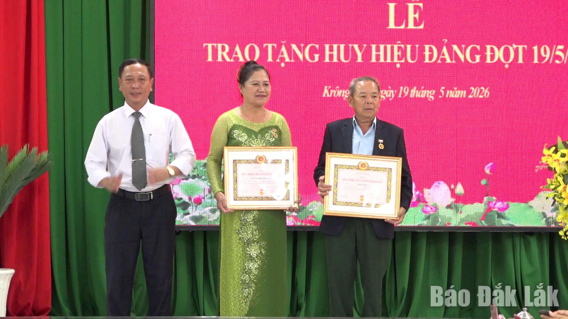 Đồng chí Lê Tiến Quế, Phó Bí thư Đảng ủy xã Krông Búk trao Huy hiệu đảng cho đảng viên.