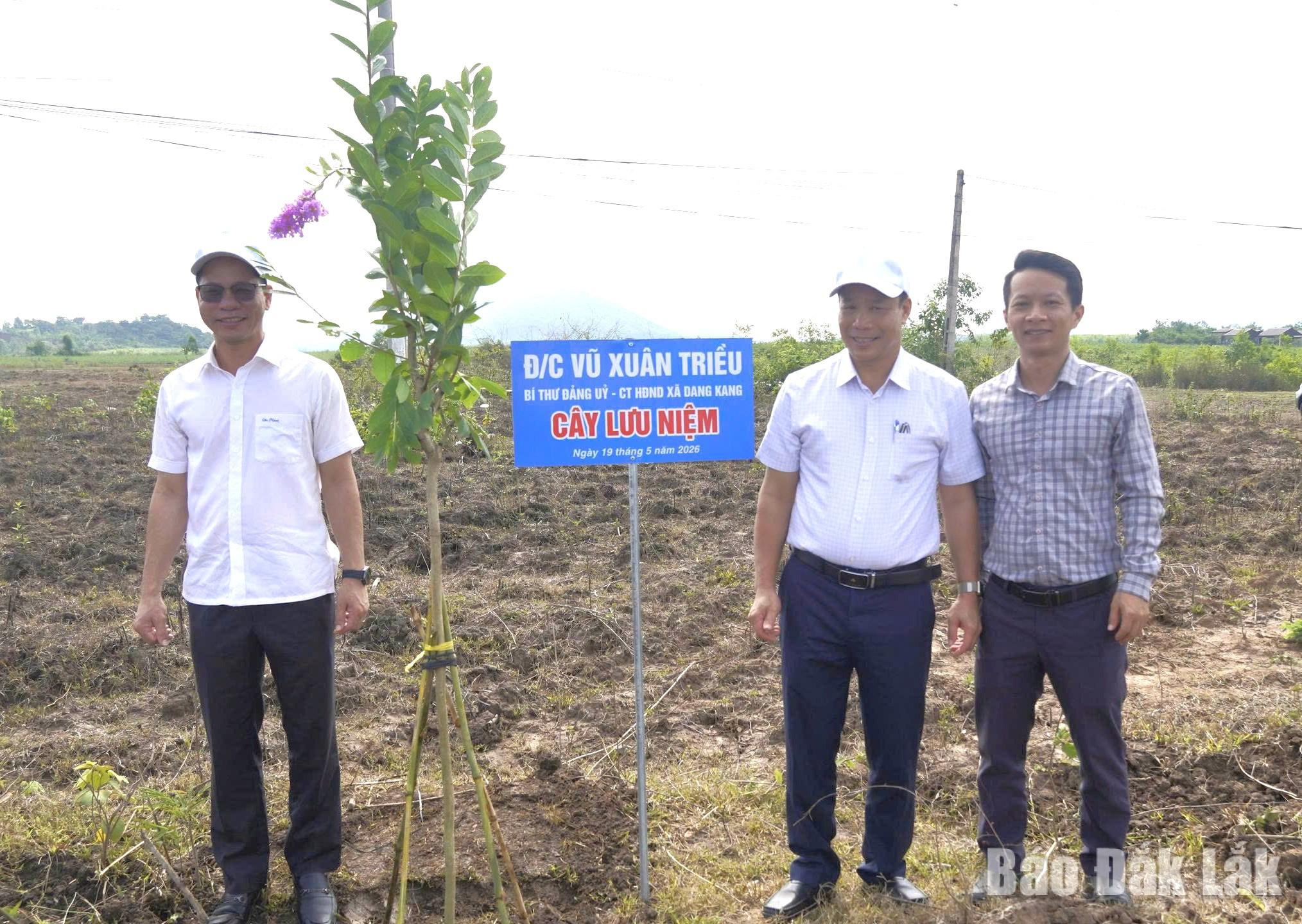 Các đồng chí lãnh đạo xã trực tiếp trồng cây.