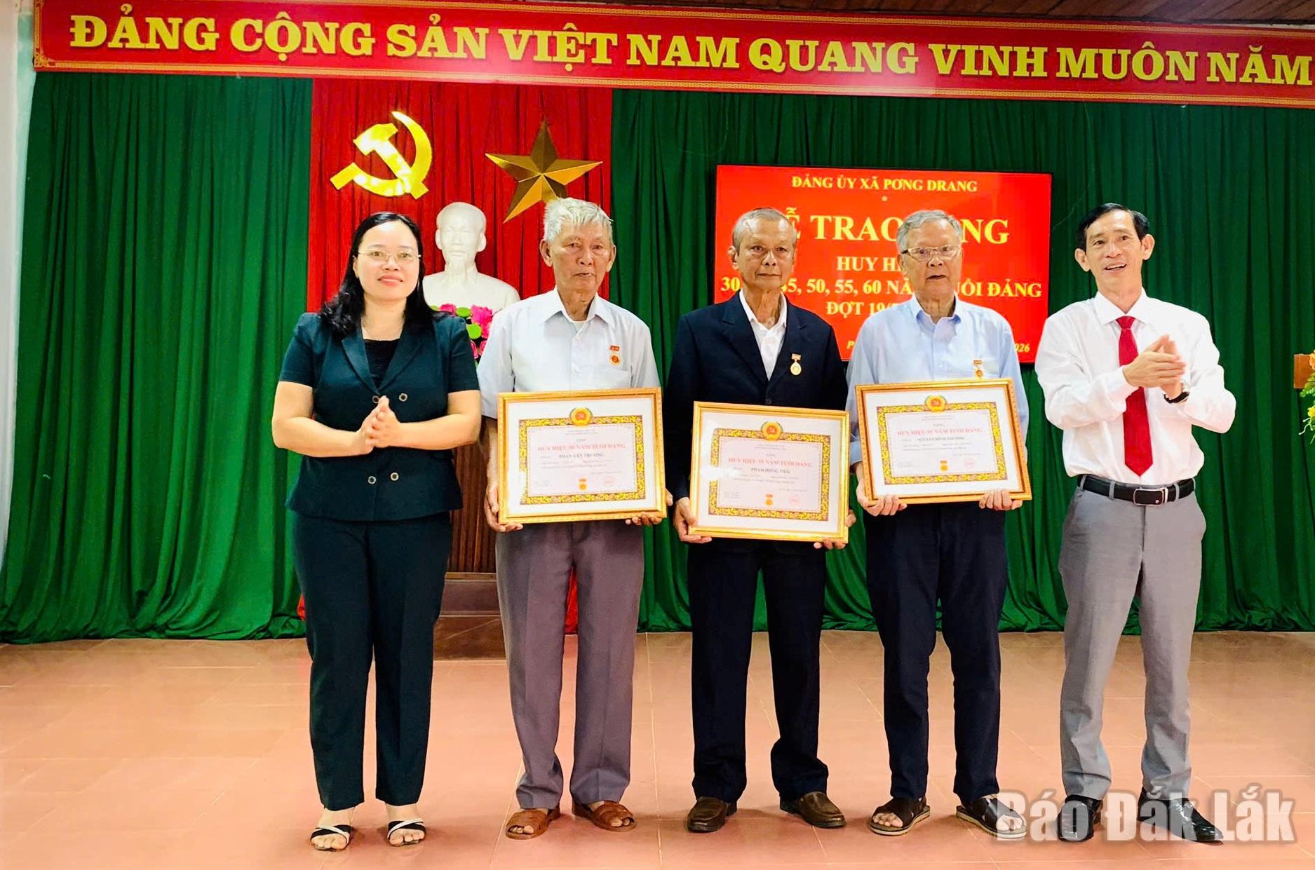 Lãnh đạo xã Pơng Drang trao Huy hiệu 55 năm và 50 năm tuổi Đảng cho đảng viên.