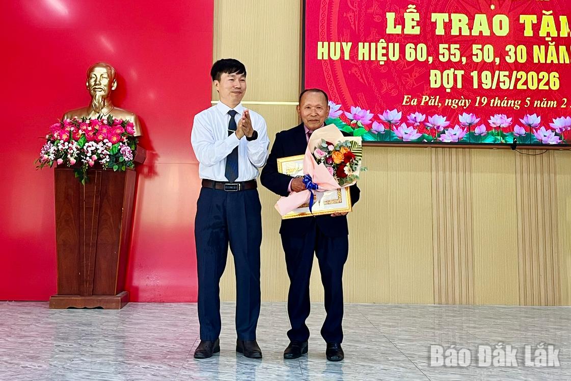 Phó Bí thư Thường trực Đảng ủy Trần Chí Thông trao Huy hiệu 60 năm tuổi đảng đồng chí Nguyễn Doãn Dương, Đảng viên Chi bộ thôn 6B.