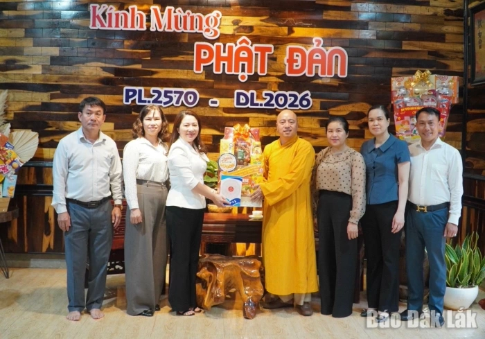 Phó Chủ tịch HĐND tỉnh Phúc Bình Niê KĐăm thăm, chúc mừng Chùa Hoa Nghiêm