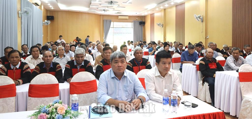 Các đại  biểu và người có uy tín tham dự hội nghị tập huấn.