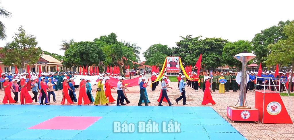 Các đoàn tham gia diễu hành, biểu dương lực lượng tại lễ khai mạc đại hội.