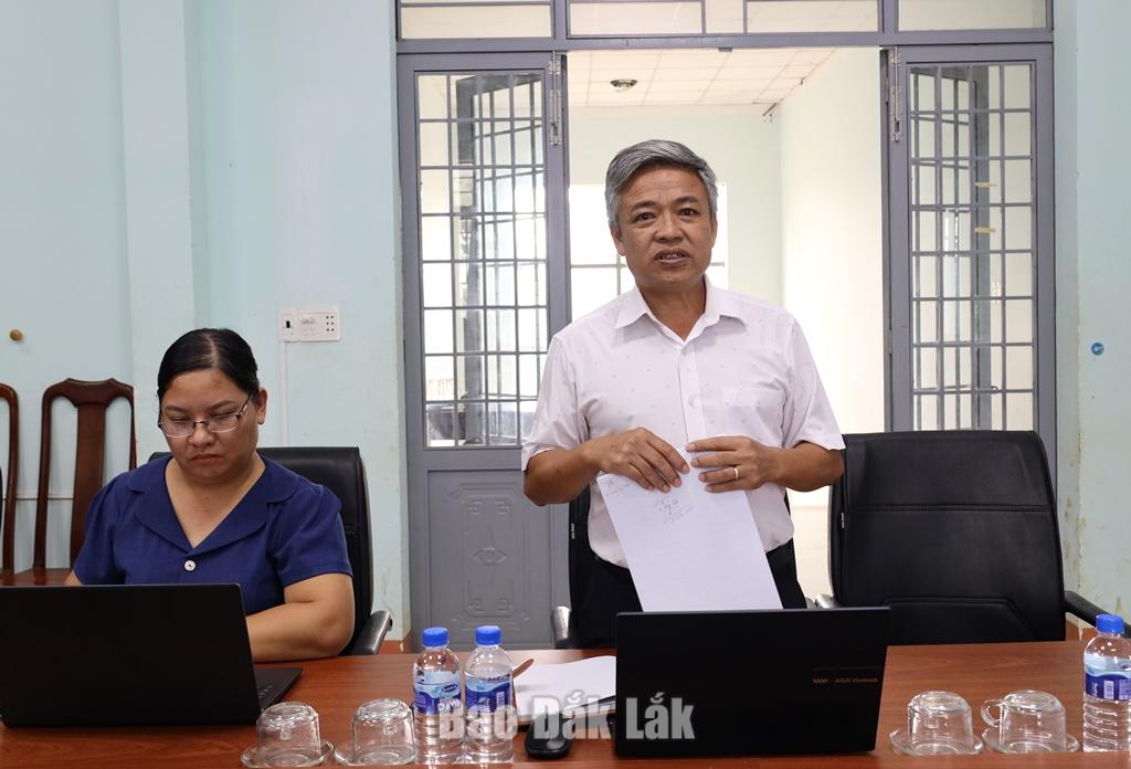 Phó Chủ tịch UBND xã Ea Tul Lê Quang Bất nêu những khó khăn trong thực hiện chính sách hỗ trợ đất đai cho đồng bào dân tộc thiểu số trên địa bàn xã.