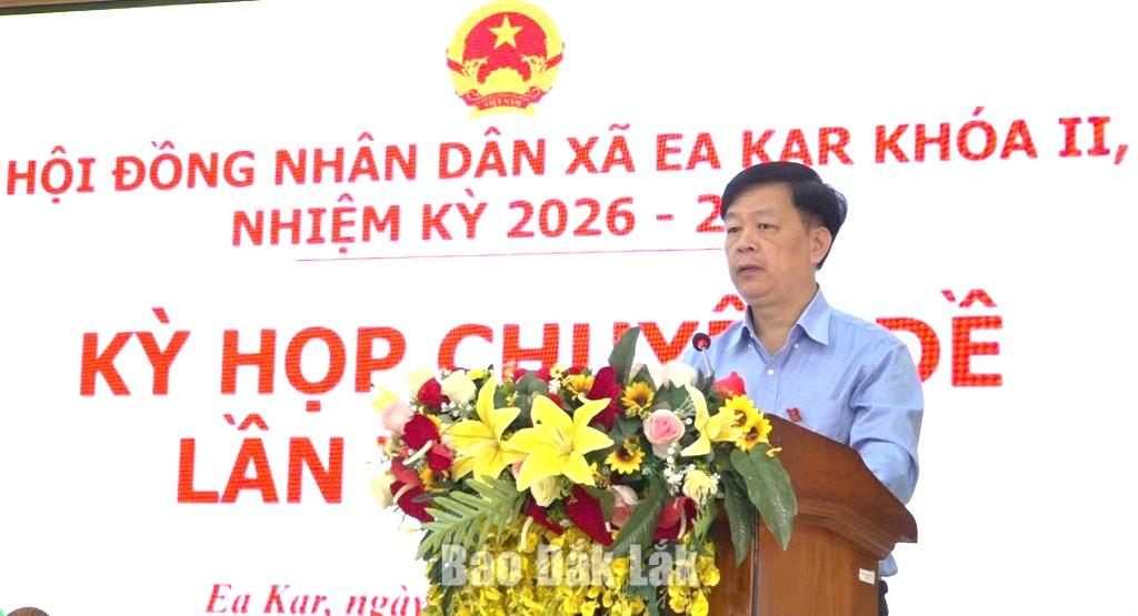 Đồng chí Trần Quang Trung, Bí thư Đảng ủy, Chủ tịch HĐND xã Ea Kar phát biểu tại kỳ họp.