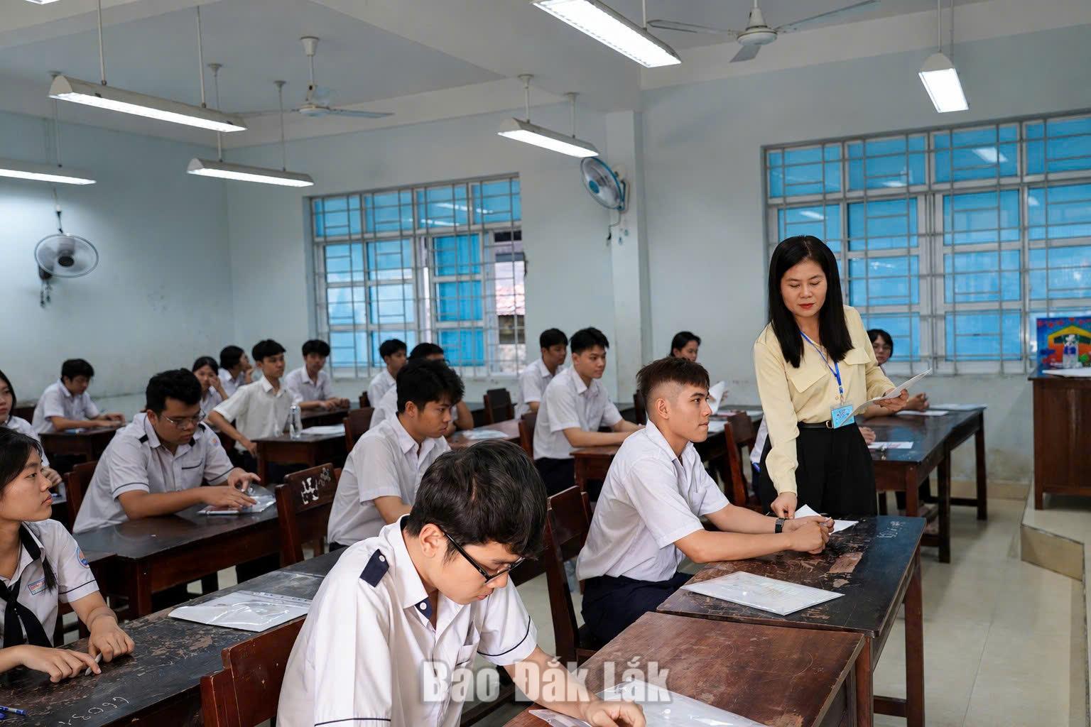 Thí sinh làm thủ tục trước khi dự thi Kỳ thi
