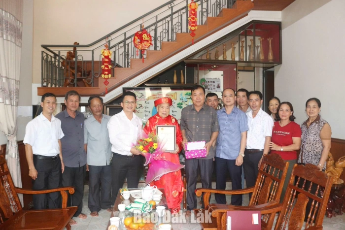 Xã Ea Na thăm, mừng thọ người cao tuổi