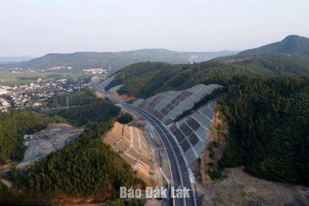 Dak Lak is developing synchronised transport infrastructure to facilitate investment attraction. In the photo: The Component Project 2 under Phase 1 of Khanh Hoa - Buon Ma Thuot Expressway Project, which has been substantially completed.