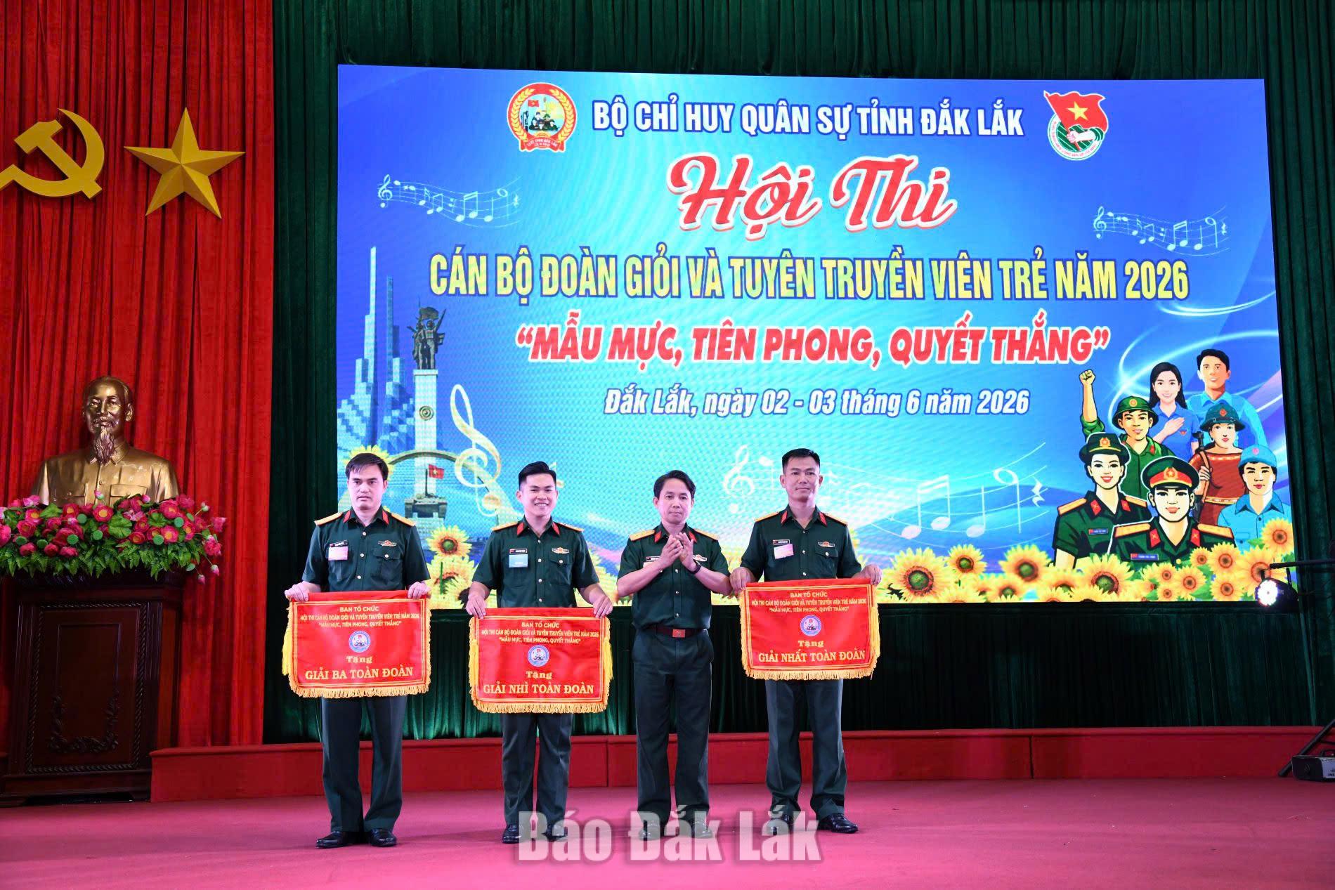 Thượng tá Trương Minh Hồng, Phó Chính ủy Bộ Chỉ huy Quân sự tỉnh trao giải cho các đội có thành tích cao tại hội thi.