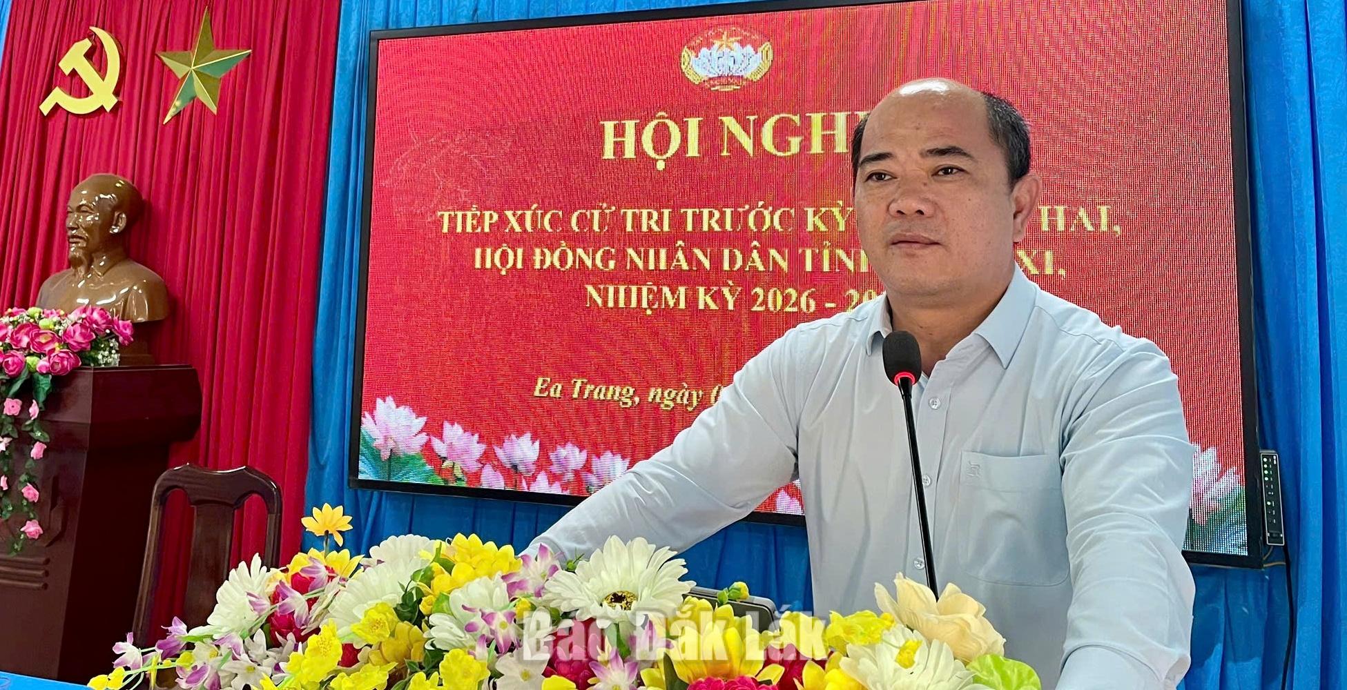 Ông Trần Hồng Vinh, Bí thư Đảng ủy, Chủ tịch HĐND xã M’Drắk, Tổ phó Tổ đại biểu số 4 phát biểu tại hội nghị. 